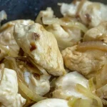 kuracie-maso-dusene-v-cibulovej-omacke-recept-na-dokonale-horuce.webp.webp